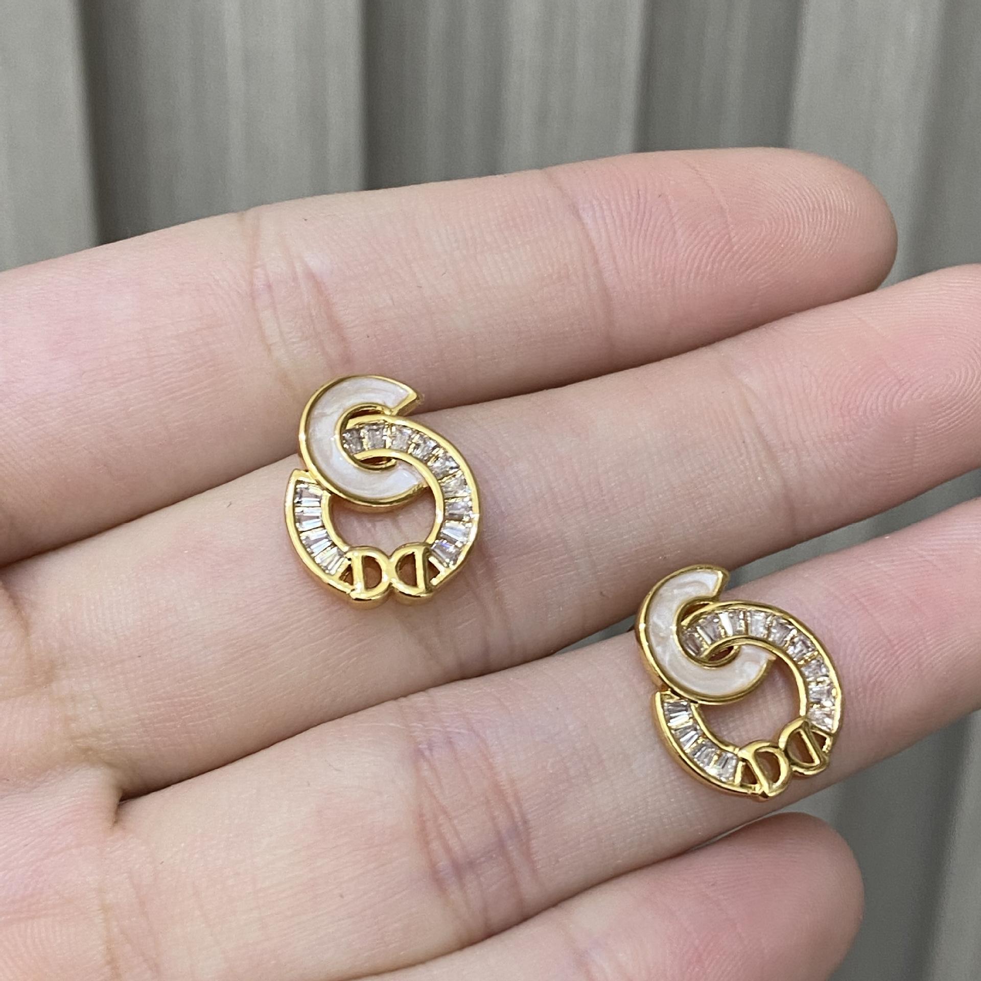 Hot-selling CD letter full diamond stud earrings, exquisite earrings and ear jewelry
Hot-selling CD letter full diamond stud earrings, exquisite earrings and ear jewelry