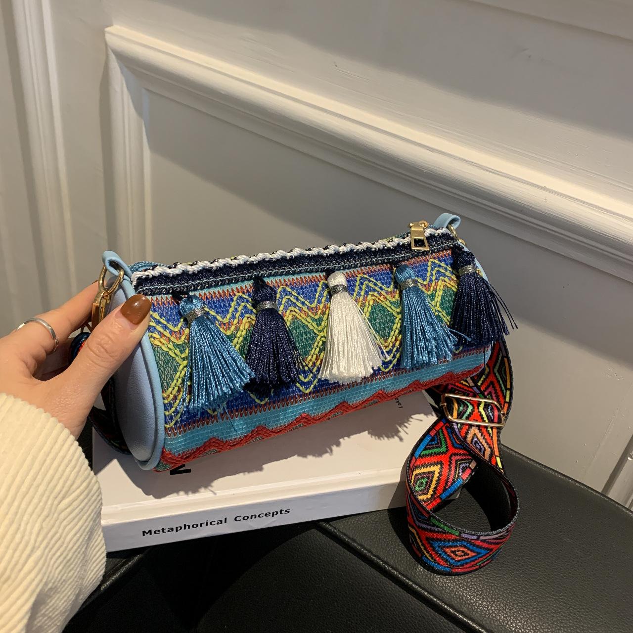 Весенние новые женские сумки с кисточками в модном этническом стиле, контрастные цвета, вышитые нитками, цилиндрические женские сумки, сумки-мессенджеры, сумки через плечо озеро синий
Весенние новые женские сумки с кисточками в модном этническом стиле, контрастные цвета, вышитые нитками, цилиндрические женские сумки, сумки-мессенджеры, сумки через плечо озеро синий