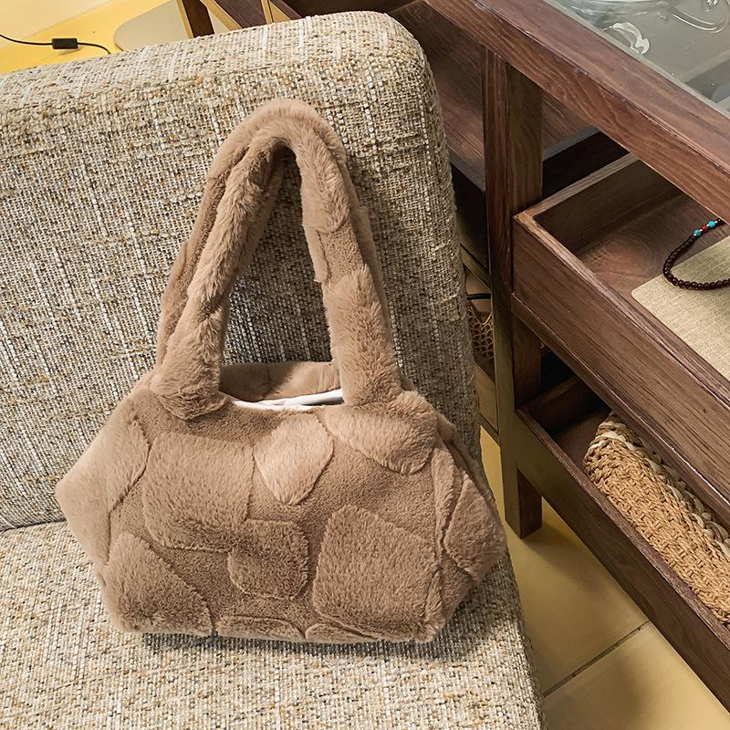 Premium hair bag women s autumn and winter new casual plush shoulder bag commuter tote bag темно-коричневого
Premium hair bag women s autumn and winter new casual plush shoulder bag commuter tote bag темно-коричневого