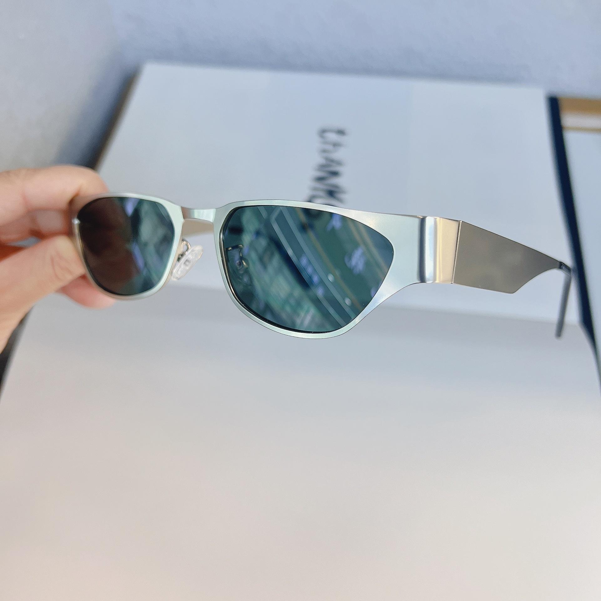 Fashionable Sun Glasses for Women Korean Fashion UV Protection Ladies Sunglasses Vintage Retro gentlemen Sun Glass
Fashionable Sun Glasses for Women Korean Fashion UV Protection Ladies Sunglasses Vintage Retro gentlemen Sun Glass
