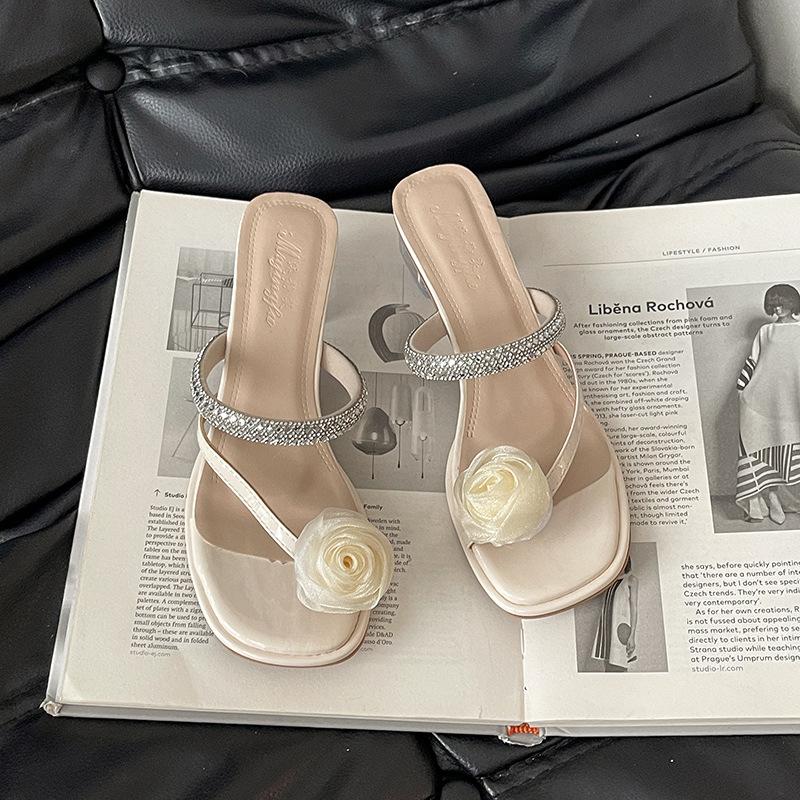 Модные ретро шлепанцы с цветочным декором, открытым носком, толстым каблуком и высоким каблуком для женщин, лето 2025, темпераментные, со стразами, с открытым носком, на толстом каблуке 40 бежевый
Модные ретро шлепанцы с цветочным декором, открытым носком, толстым каблуком и высоким каблуком для женщин, лето 2025, темпераментные, со стразами, с открытым носком, на толстом каблуке 40 бежевый