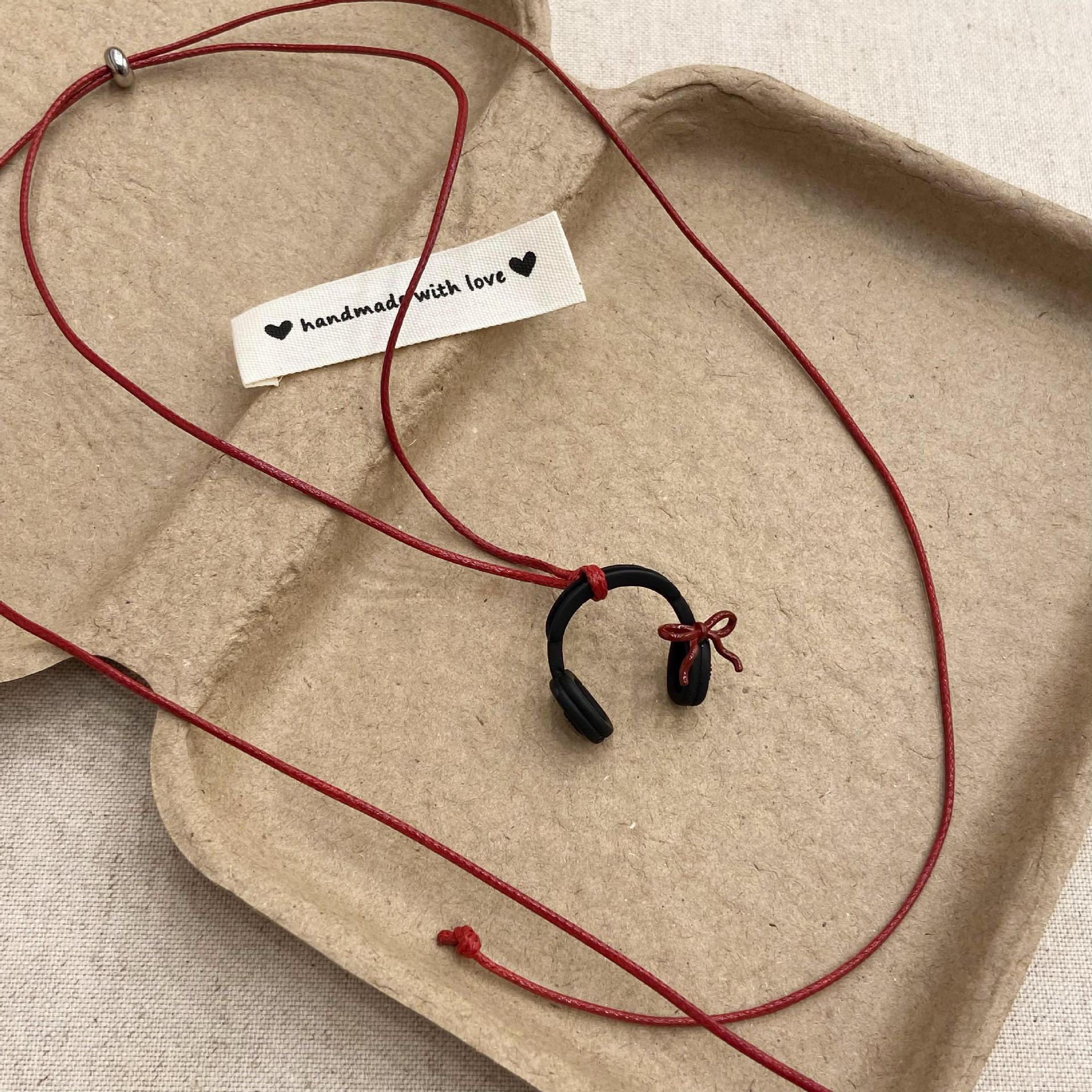 Корейская подвеска для наушников с кожаным шнуром и жемчугом в осенне-зимнем стиле - высококачественный аксессуар для цепочки свитера Niche N1146 earphones and red string necklace чёрный
Корейская подвеска для наушников с кожаным шнуром и жемчугом в осенне-зимнем стиле - высококачественный аксессуар для цепочки свитера Niche N1146 earphones and red string necklace чёрный