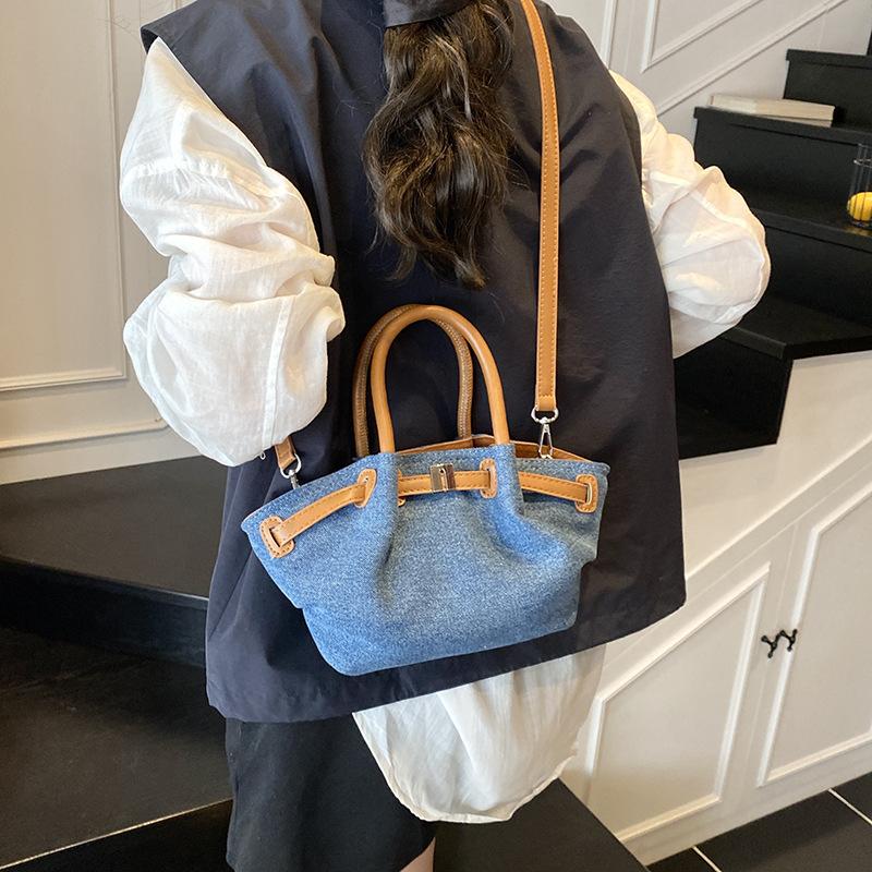 Small bag women s 2025 new fashion contrasting color versatile messenger bag portable bucket bag small bag коричневый
Small bag women s 2025 new fashion contrasting color versatile messenger bag portable bucket bag small bag коричневый