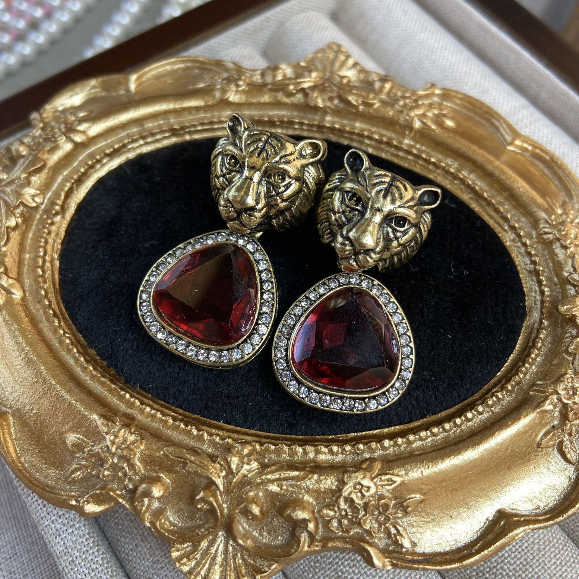 Tiger Ruby Earrings Exquisite Shine Cartoon Fashion
Tiger Ruby Earrings Exquisite Shine Cartoon Fashion