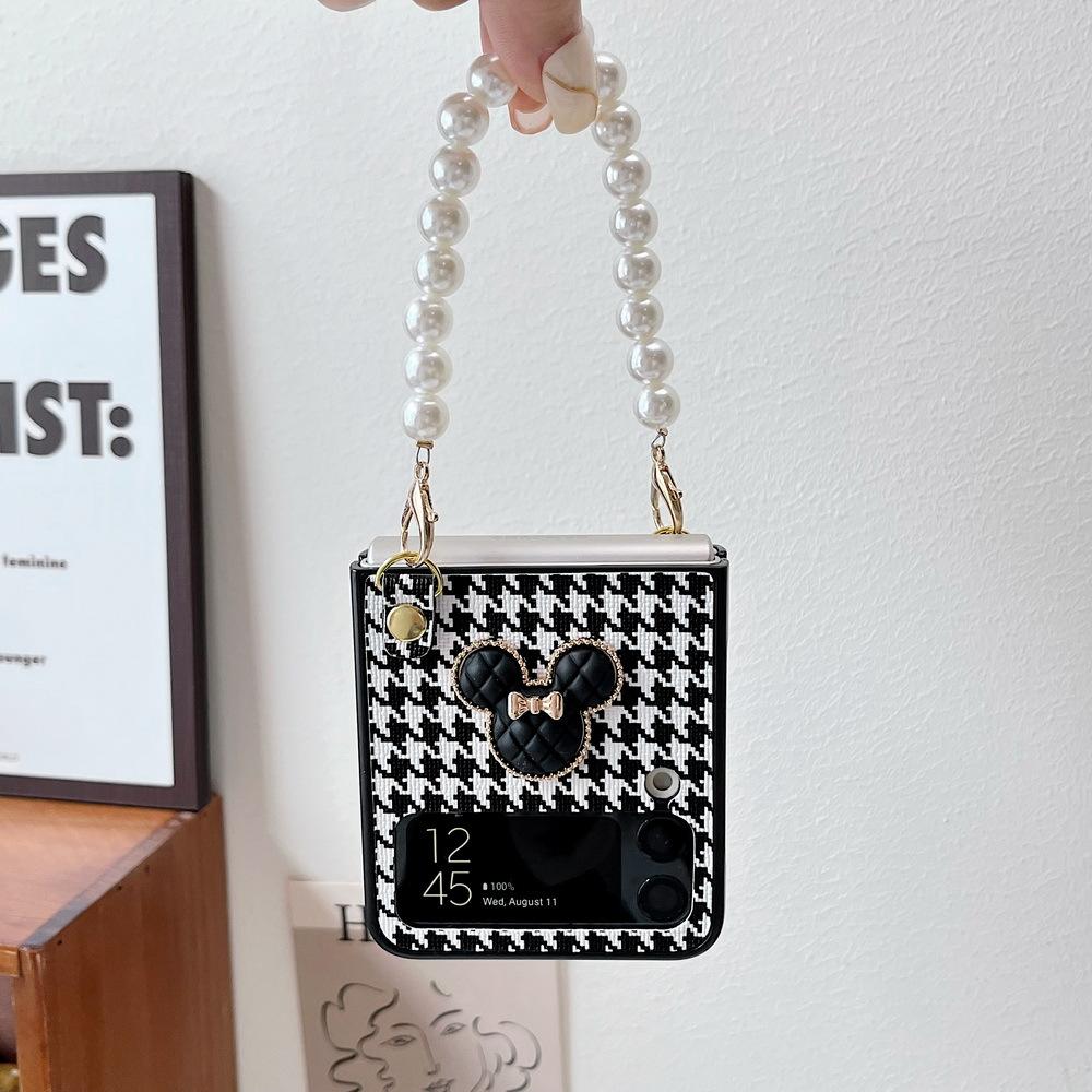 Applicable Samsung Folding Screen Protective Case Portable Pearl Chain Zflip4 Light Luxury Flip Phone Case Bear Cute Girl samsung zflip3
Applicable Samsung Folding Screen Protective Case Portable Pearl Chain Zflip4 Light Luxury Flip Phone Case Bear Cute Girl samsung zflip3