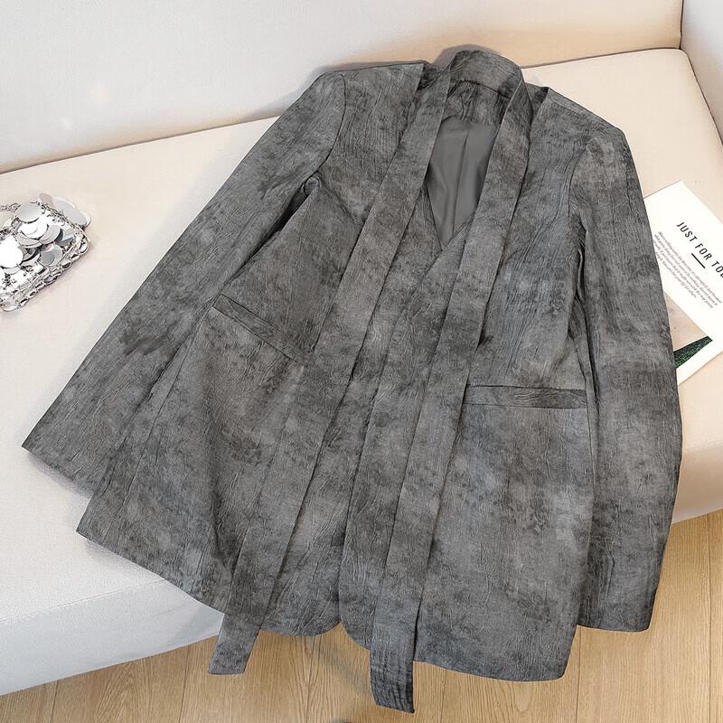 Женский пиджак свободного кроя с V-образным вырезом M
Женский пиджак свободного кроя с V-образным вырезом M