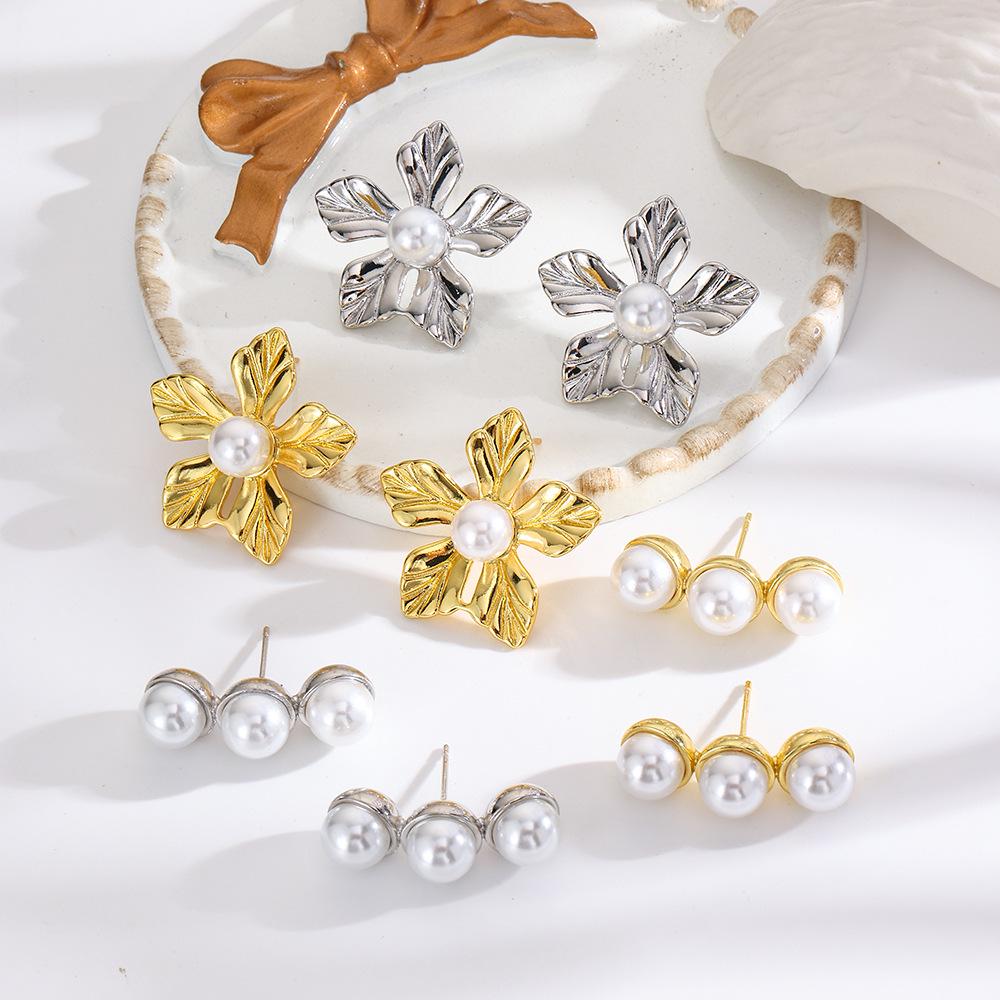Exaggerated European and American Style Imitation Pearl Flower Stud Earrings for Women
Exaggerated European and American Style Imitation Pearl Flower Stud Earrings for Women