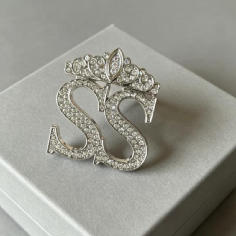 Fashion Crown Double S Letter Brooches Men Suit Shirt Badge Women Jewelry Accessories серебряный
Fashion Crown Double S Letter Brooches Men Suit Shirt Badge Women Jewelry Accessories серебряный