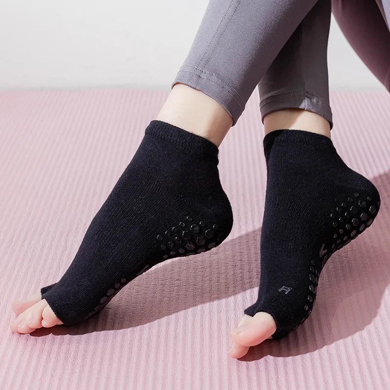 Носки для йоги с открытым носком, женские хлопковые в горошек, силиконовые, нескользящие носки для пилатеса, носки без пальцев с низким до щиколотки и половиной носка 
Носки для йоги с открытым носком, женские хлопковые в горошек, силиконовые, нескользящие носки для пилатеса, носки без пальцев с низким до щиколотки и половиной носка