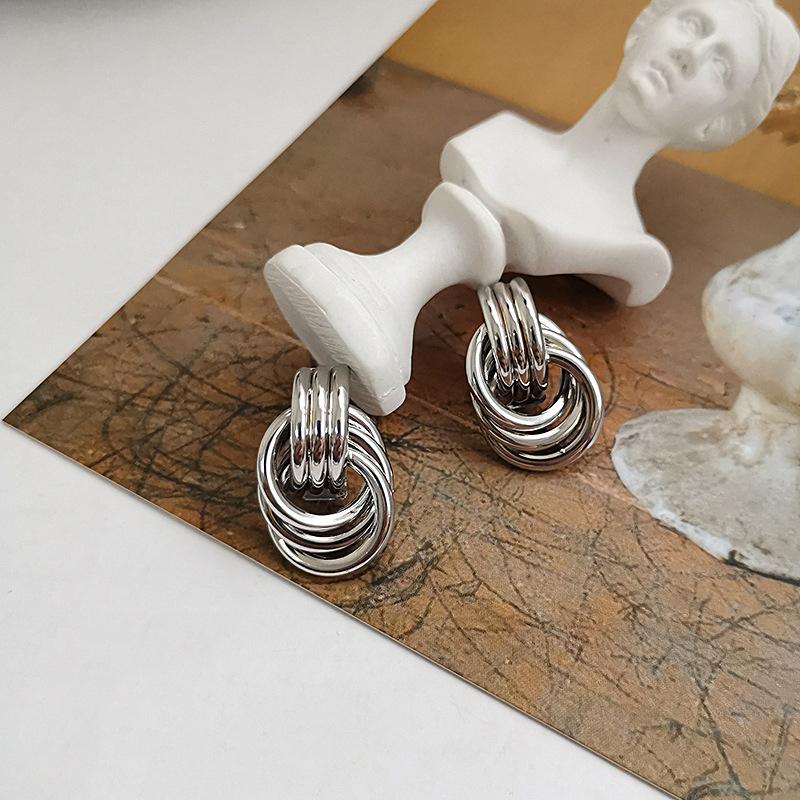 New Knitted Stud Earrings for Women Gold Color Metal Earrings for teens Twisted Circle Geometric Earrings boucle oreille femme
New Knitted Stud Earrings for Women Gold Color Metal Earrings for teens Twisted Circle Geometric Earrings boucle oreille femme
