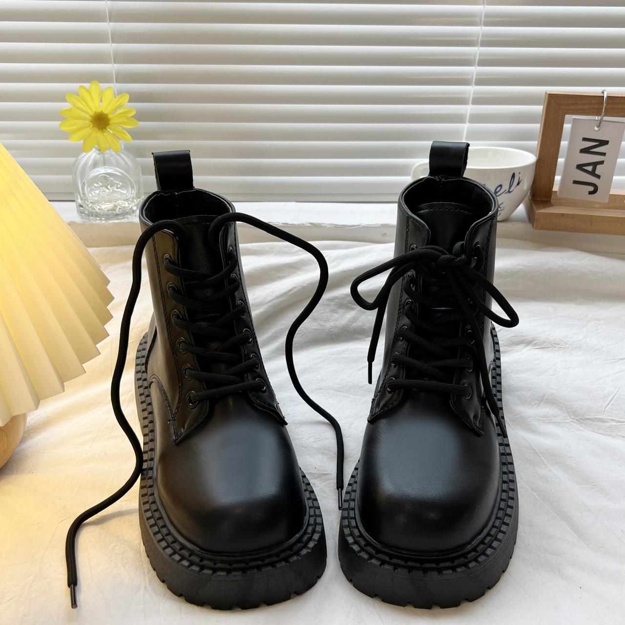 Модные армейские ботинки на толстой платформе для женщин, осенне-зимние, из искусственной кожи, женские панк-ботинки с толстой подошвой и нескользящей подошвой для мотоциклистов 38 чёрный
Модные армейские ботинки на толстой платформе для женщин, осенне-зимние, из искусственной кожи, женские панк-ботинки с толстой подошвой и нескользящей подошвой для мотоциклистов 38 чёрный