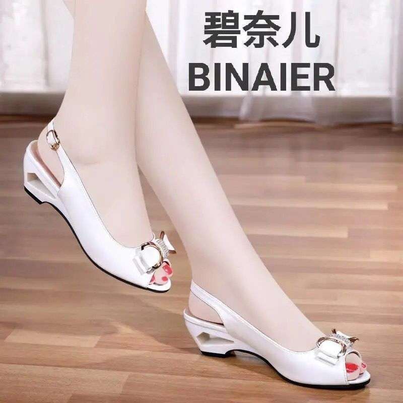 Fish mouth sandals women s thick heel 2025 spring and summer new one-word buckle high heels Korean version versatile medium heel shallow mouth women s 35
Fish mouth sandals women s thick heel 2025 spring and summer new one-word buckle high heels Korean version versatile medium heel shallow mouth women s 35