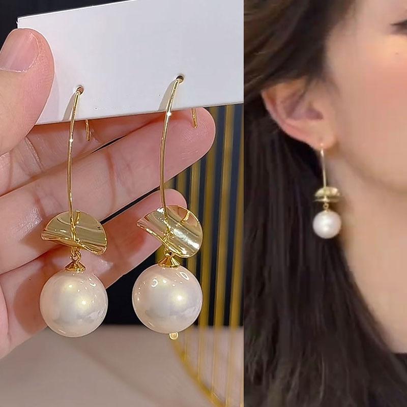 Gold sequined pearl pendant ear hook simple retro high-end earrings fashion light luxury versatile earrings women
Gold sequined pearl pendant ear hook simple retro high-end earrings fashion light luxury versatile earrings women