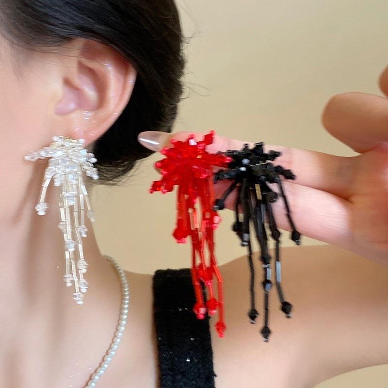 Glass beads, white flower fringed stud earrings, Internet celebrities, the same fashion personalized earrings, light luxury high-end earrings
Glass beads, white flower fringed stud earrings, Internet celebrities, the same fashion personalized earrings, light luxury high-end earrings