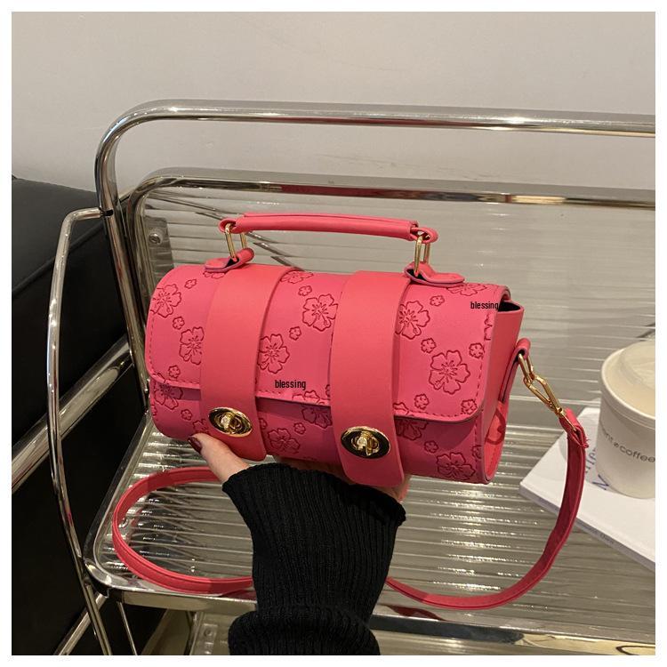 Тисненая сумка с замком «французский твист»: Сумка-тоут Бостон, через плечо и ручная розы красного
Тисненая сумка с замком «французский твист»: Сумка-тоут Бостон, через плечо и ручная розы красного