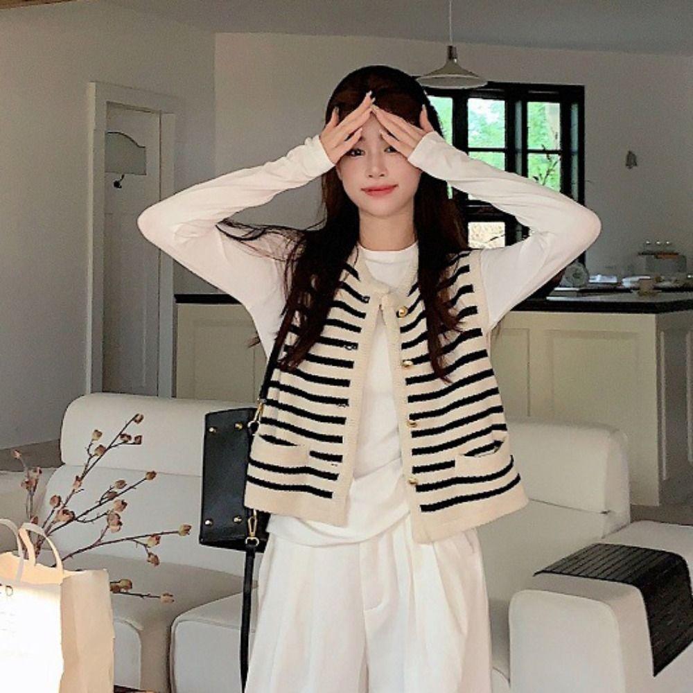 Round Neck Knitted Sweater Vest Black and White Striped Sleeveless Knitted Cardigan Casual Autumn
Round Neck Knitted Sweater Vest Black and White Striped Sleeveless Knitted Cardigan Casual Autumn