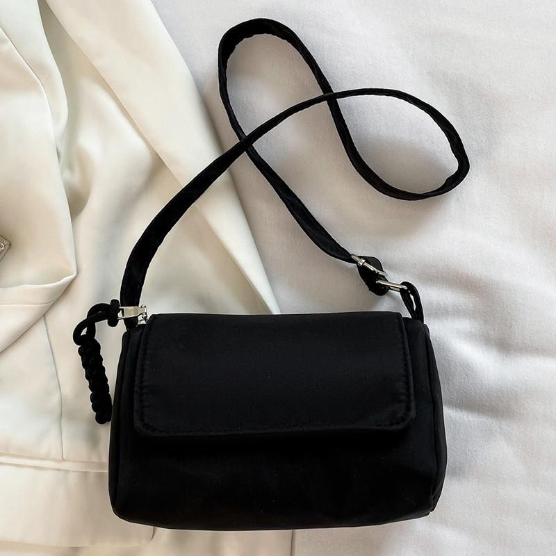 Chic Vintage Crossbody Bag Fashionable Small Shoulder Bag For Trendy Women 2024 Korean Style Oxford Fabric Medium Size
Chic Vintage Crossbody Bag Fashionable Small Shoulder Bag For Trendy Women 2024 Korean Style Oxford Fabric Medium Size