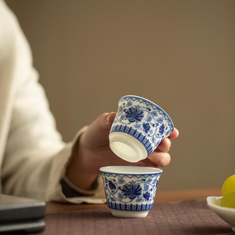 Цзиндэчжэнь Сине-белая фарфоровая чашка для чая Лотос из нефрита - Одинарная керамическая чашка для дегустации чая Кунг-фу