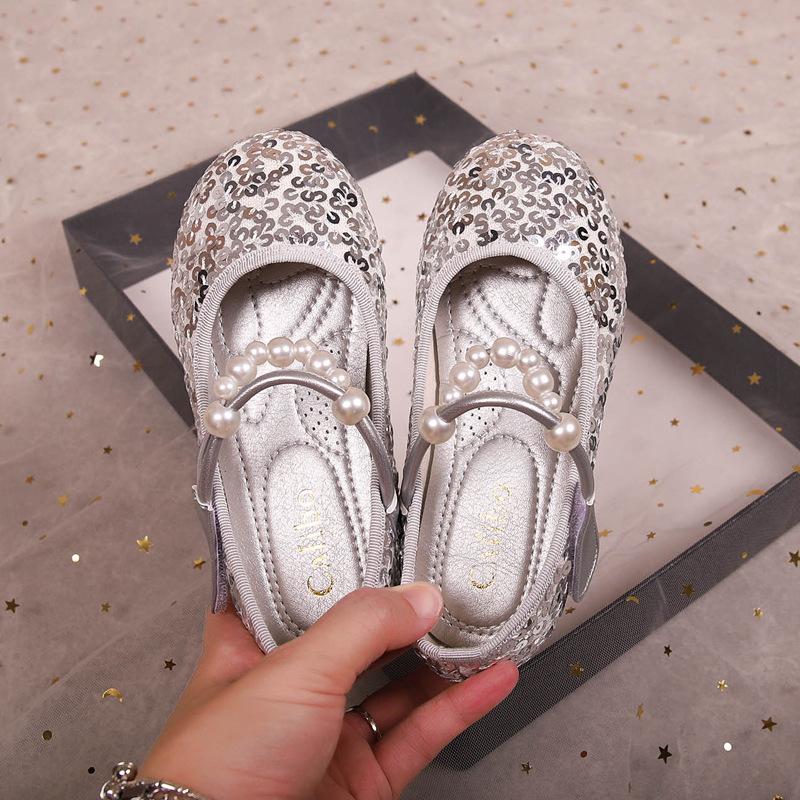 2026 girls spring and autumn new shiny pieces little girl children princess leather shoes word with breathable single shoes Inner length of size 35 21.50cm срібний
2026 girls spring and autumn new shiny pieces little girl children princess leather shoes word with breathable single shoes Inner length of size 35 21.50cm срібний