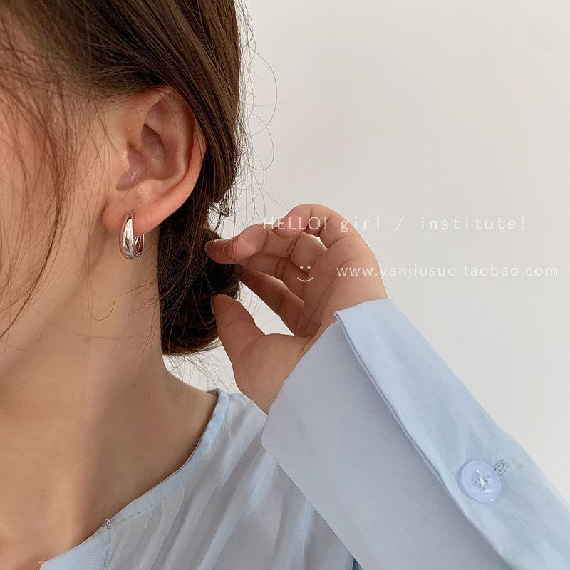 Silver plain ring earrings, niche design sense, advanced cold wind earrings, new trendy circles, exquisite срібний
Silver plain ring earrings, niche design sense, advanced cold wind earrings, new trendy circles, exquisite срібний