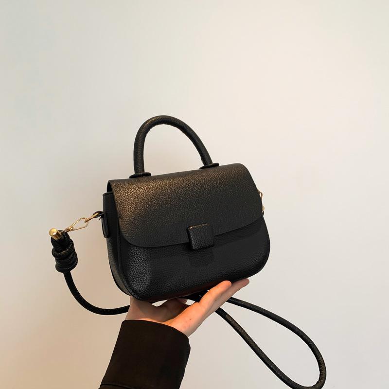 Корейская версия женской сумки 2024 года, новая ретро-мода, маленькая квадратная сумка, текстура, иностранный стиль, дизайн, сумка-мессенджер для женщин чёрный
Корейская версия женской сумки 2024 года, новая ретро-мода, маленькая квадратная сумка, текстура, иностранный стиль, дизайн, сумка-мессенджер для женщин чёрный