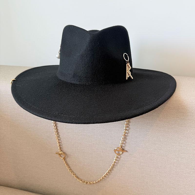 New Trend Winter Fashion RB Letter Cowboy 100% Wool Hat Women Men Panama Jazz Hat Outdoor Warm Holiday Wedding Dinner Luxury Hat 54-58cm чорний
New Trend Winter Fashion RB Letter Cowboy 100% Wool Hat Women Men Panama Jazz Hat Outdoor Warm Holiday Wedding Dinner Luxury Hat 54-58cm чорний