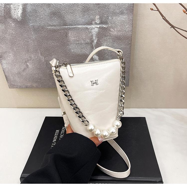 Simple and large-capacity shoulder messenger bag women s 2025 spring underarm new chain handbag bucket bag
Simple and large-capacity shoulder messenger bag women s 2025 spring underarm new chain handbag bucket bag
