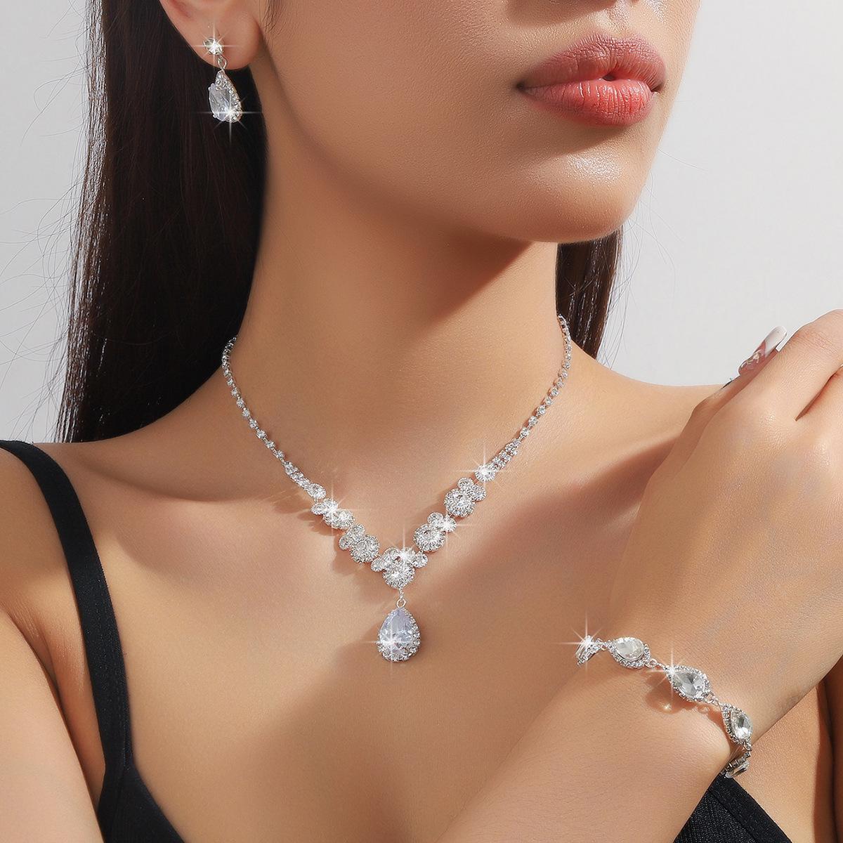 Luxurious Bridal Jewelry Set: Necklace, Earrings & Bracelet - Perfect for Weddings & Evenings.
Luxurious Bridal Jewelry Set: Necklace, Earrings & Bracelet - Perfect for Weddings & Evenings.