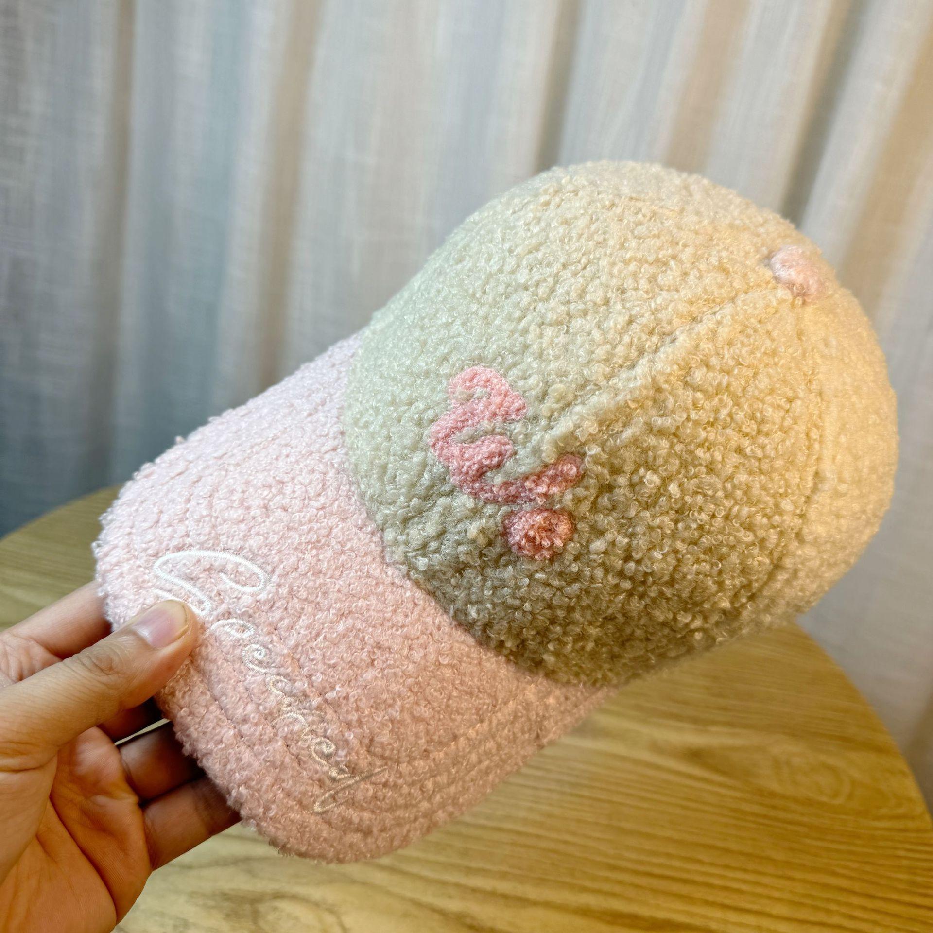 Новая осенне-зимняя кепка с козырьком, женская бейсболка из овечьей шерсти с цветными блоками и надписью, теплая и универсальная уличная плюшевая шапка adjustable
Новая осенне-зимняя кепка с козырьком, женская бейсболка из овечьей шерсти с цветными блоками и надписью, теплая и универсальная уличная плюшевая шапка adjustable