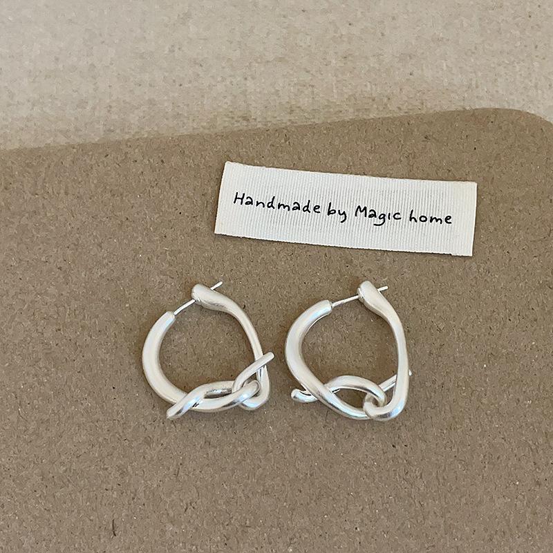 Серьги-гвоздики из матового металла с узлом, женские, нишевые, дизайнерские, с чувством индивидуальности, модные, уникальные, темпераментные, универсальные серьги для поездок на работу
Серьги-гвоздики из матового металла с узлом, женские, нишевые, дизайнерские, с чувством индивидуальности, модные, уникальные, темпераментные, универсальные серьги для поездок на работу