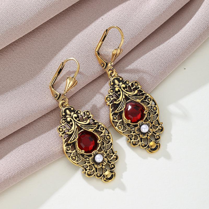 Intage Diamond Pattern Hollow Earrings with Personalized Fashion Style Imitating Ruby Zircon for Women s Accessories
Intage Diamond Pattern Hollow Earrings with Personalized Fashion Style Imitating Ruby Zircon for Women s Accessories