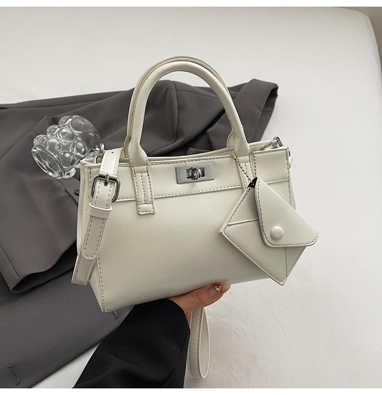 Retro fashion hand carry platinum bag women 2025 summer new light luxury large capacity shoulder bag commuter messenger bag
Retro fashion hand carry platinum bag women 2025 summer new light luxury large capacity shoulder bag commuter messenger bag