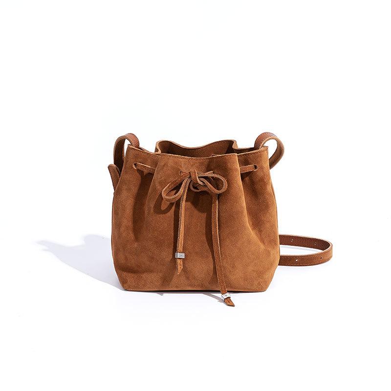 Винтажная кожаная женская сумка с бантом, сумка-ведро, матовая текстура, сумка под мышку, сумка на плечо коричневый
Винтажная кожаная женская сумка с бантом, сумка-ведро, матовая текстура, сумка под мышку, сумка на плечо коричневый