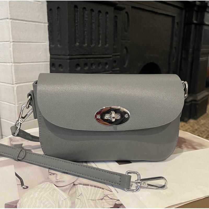 Live Broadcast First-layer Calfskin Small Square Bag Women s Cross-section High-quality Lock-up Genuine Leather Single Shoulder 862 20x7x12cm
Live Broadcast First-layer Calfskin Small Square Bag Women s Cross-section High-quality Lock-up Genuine Leather Single Shoulder 862 20x7x12cm