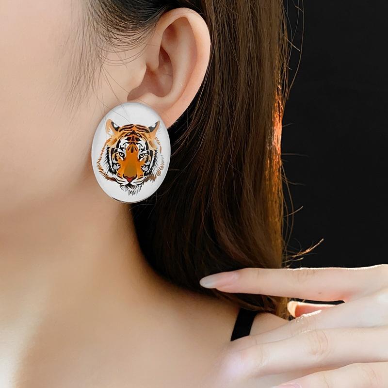 Высококачественные серьги-гвоздики «Тигр темперамент», ретро-легкие роскошные серьги для женщин
Высококачественные серьги-гвоздики «Тигр темперамент», ретро-легкие роскошные серьги для женщин