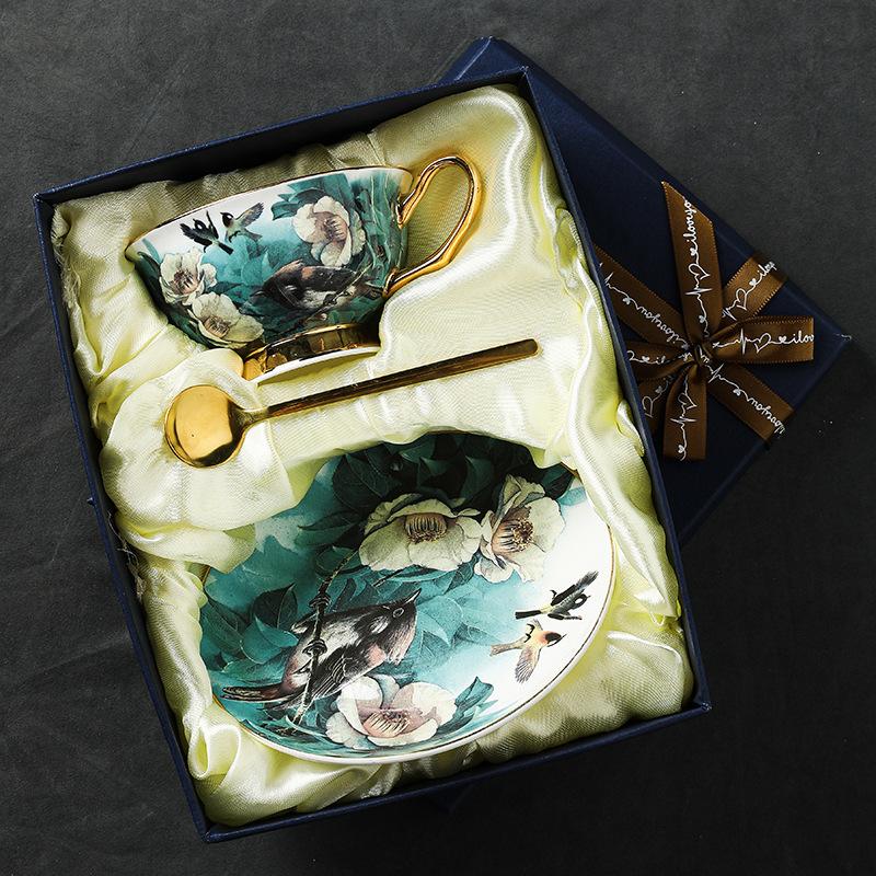 Кофейная чашка маленькая изысканная европейская маленькая роскошь послеобеденный чай чайный сервиз высокая ценность элегантный костяной фарфор чашка блюдце набор печать 220ml
Кофейная чашка маленькая изысканная европейская маленькая роскошь послеобеденный чай чайный сервиз высокая ценность элегантный костяной фарфор чашка блюдце набор печать 220ml