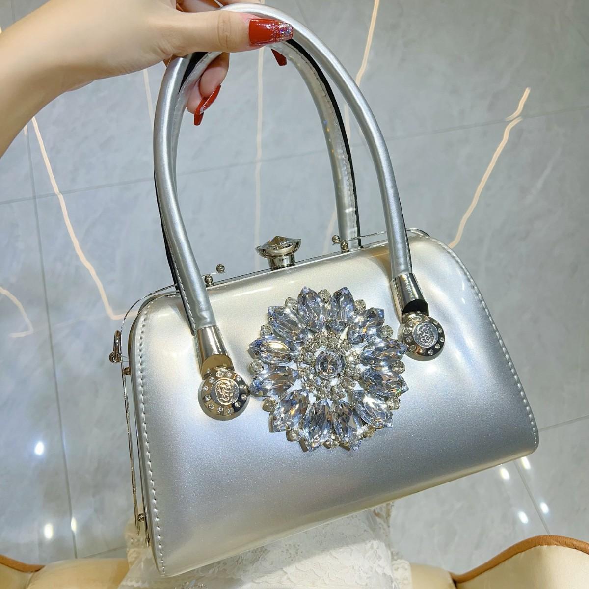 2025 Luxury Women Wedding Flower Diamond Evening Clutch Bag Lady Sunflower Rhinestones Handbags Trendy Designer Shoulder Bag
2025 Luxury Women Wedding Flower Diamond Evening Clutch Bag Lady Sunflower Rhinestones Handbags Trendy Designer Shoulder Bag