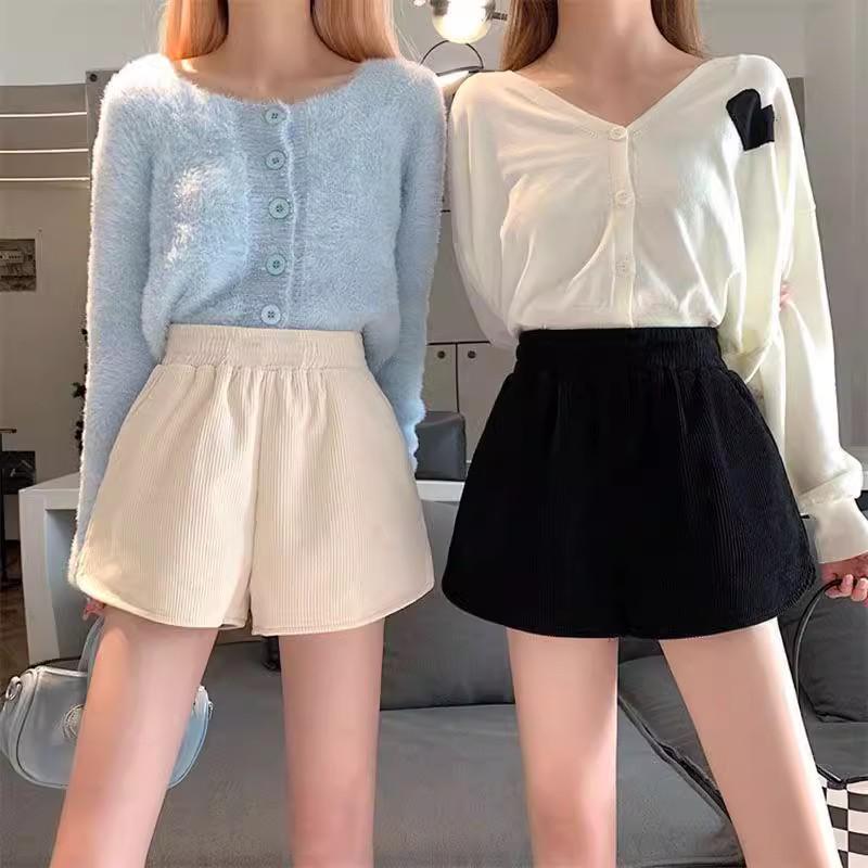 2024 Autumn/Winter Plus Size High Waist Corduroy Wide Leg Shorts for Women - Versatile Petite Bootcut Look M (90-104 lbs)
2024 Autumn/Winter Plus Size High Waist Corduroy Wide Leg Shorts for Women - Versatile Petite Bootcut Look M (90-104 lbs)
