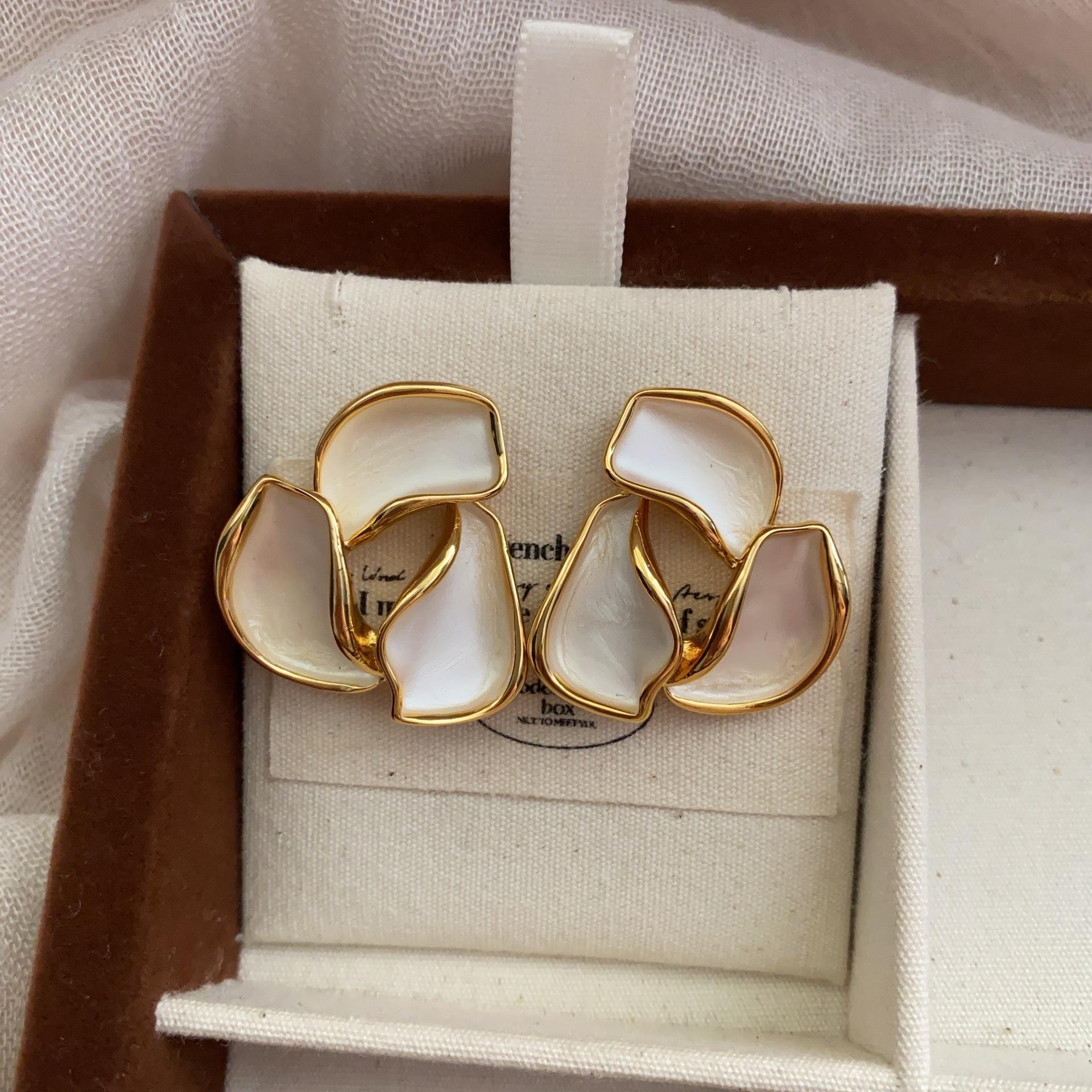 Color dripping oil Yunduoer niche geometric triangular flower stud earrings new small fresh elegant irregular earrings
Color dripping oil Yunduoer niche geometric triangular flower stud earrings new small fresh elegant irregular earrings