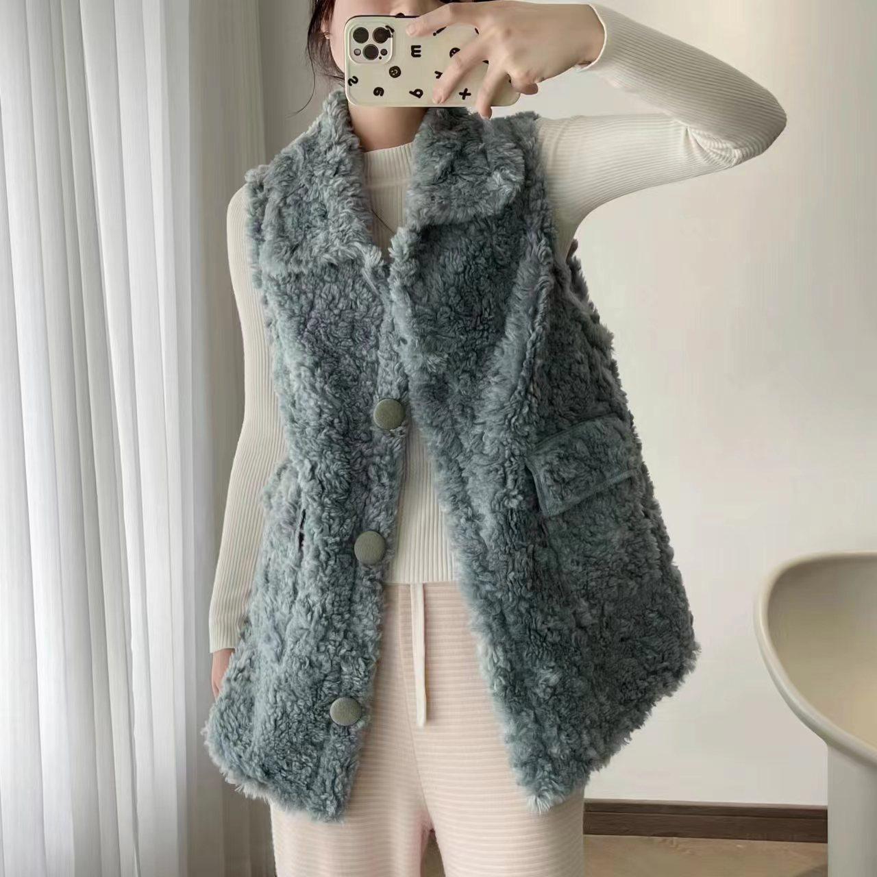 Жилет из овечьей шерсти новый женский жилет зимняя одежда меховой жилет средней длины большого размера прилив XL 130-75 kg зелёный
Жилет из овечьей шерсти новый женский жилет зимняя одежда меховой жилет средней длины большого размера прилив XL 130-75 kg зелёный