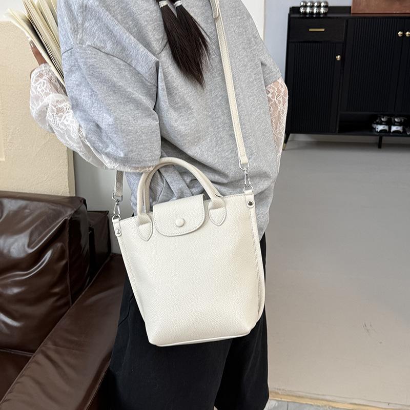 Niche simple and versatile handbag bag women s 2025 summer new large-capacity messenger bucket bag червоний
Niche simple and versatile handbag bag women s 2025 summer new large-capacity messenger bucket bag червоний