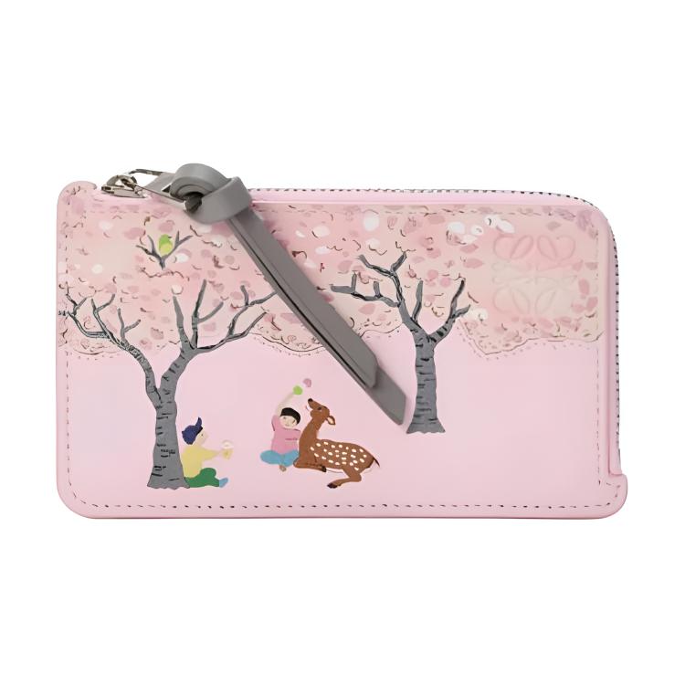 Loewe X Suna Fujita Collaboration Spring Fawn Sakura Pattern Card Holder Coin Purse Women Accessories Pink C643Z40XAN-7795 Gift Set(Basic Set+Box+Shopping Bag)
Loewe X Suna Fujita Collaboration Spring Fawn Sakura Pattern Card Holder Coin Purse Women Accessories Pink C643Z40XAN-7795 Gift Set(Basic Set+Box+Shopping Bag)