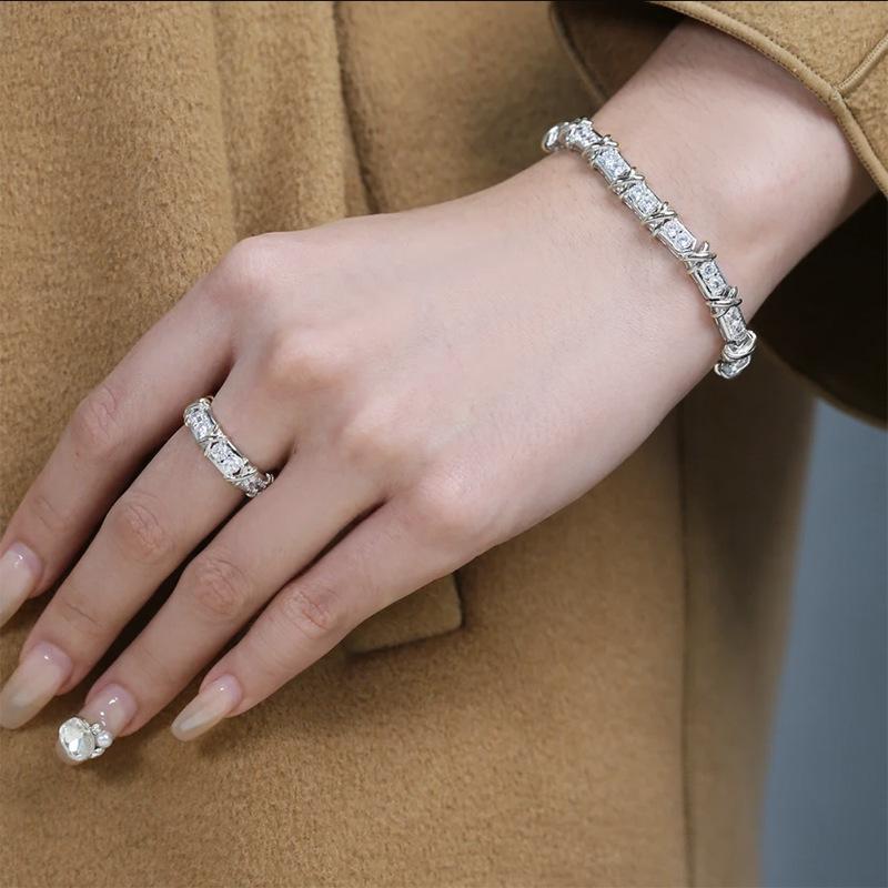 Longlongjin Retro Fashion S925 Silver Plated White Gold XO Diamond Bracelet 18 cm
Longlongjin Retro Fashion S925 Silver Plated White Gold XO Diamond Bracelet 18 cm