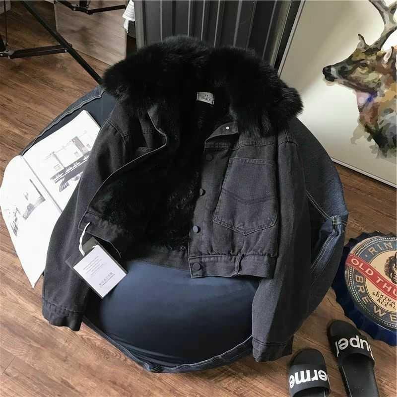 Флисовая утолщенная куртка женская новая большого размера зимняя одежда свободная короткая меховой воротник джинсовая куртка женская 4XL recommends 180-100kg
Флисовая утолщенная куртка женская новая большого размера зимняя одежда свободная короткая меховой воротник джинсовая куртка женская 4XL recommends 180-100kg