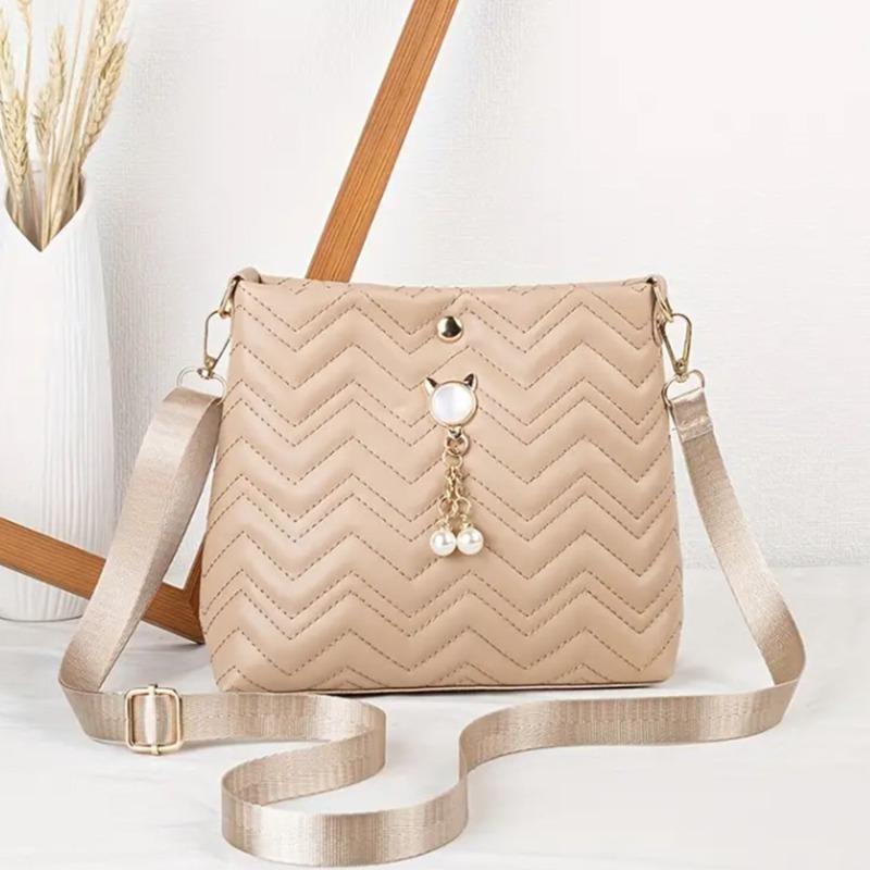 Korean version of fashion wavy stripe diagonal span quilted cat pearl pendant decoration simple wind women messenger bag wholesale хакі
Korean version of fashion wavy stripe diagonal span quilted cat pearl pendant decoration simple wind women messenger bag wholesale хакі