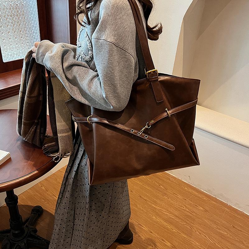 Casual retro large-capacity bag women s 2025 new autumn and winter versatile shoulder bag portable tote bag коричневий
Casual retro large-capacity bag women s 2025 new autumn and winter versatile shoulder bag portable tote bag коричневий