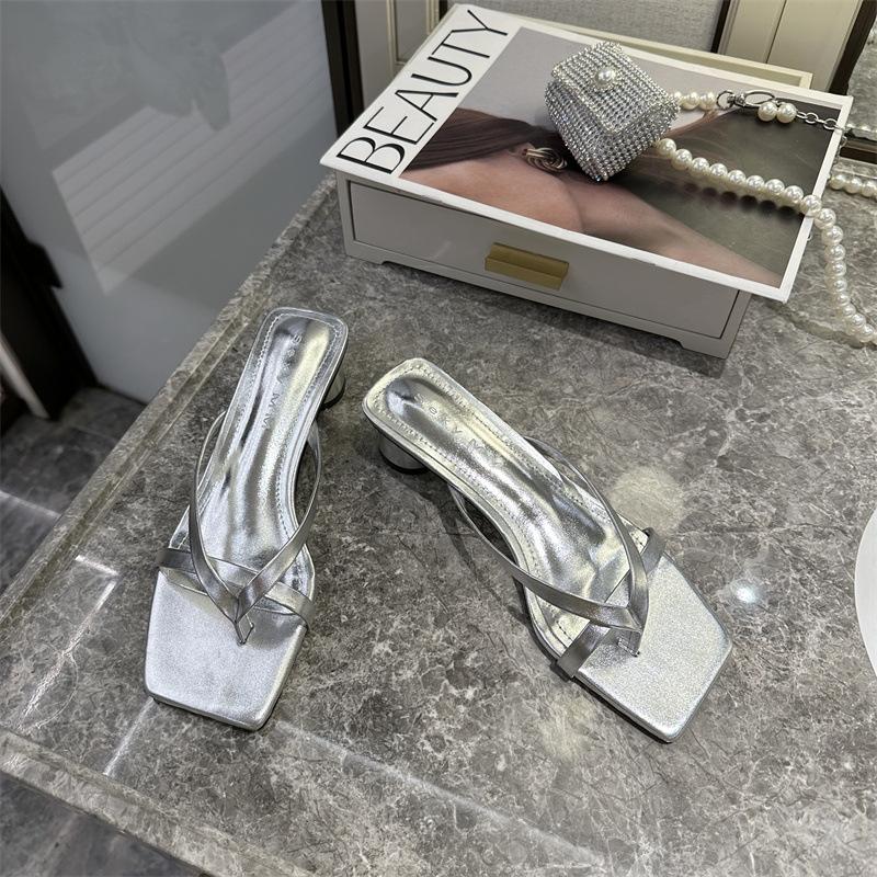 Весной и осенью 2025 года модные женские туфли-шлепанцы на толстом каблуке, простые, сказочные, крутые, на среднем каблуке, во французском стиле 39 серебряный
Весной и осенью 2025 года модные женские туфли-шлепанцы на толстом каблуке, простые, сказочные, крутые, на среднем каблуке, во французском стиле 39 серебряный