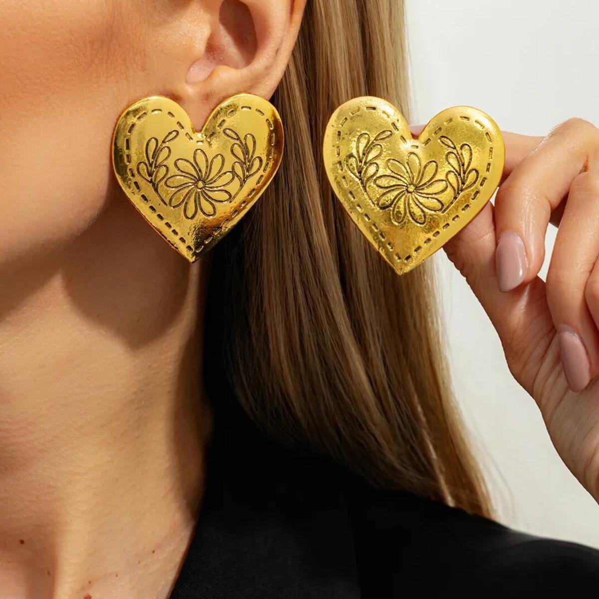 SHIXIN Vintage Large Love Heart Stud Earrings for Women Luxury Metal Gold Color Carved Flower Earrings Party Jewelry Accessories
SHIXIN Vintage Large Love Heart Stud Earrings for Women Luxury Metal Gold Color Carved Flower Earrings Party Jewelry Accessories
