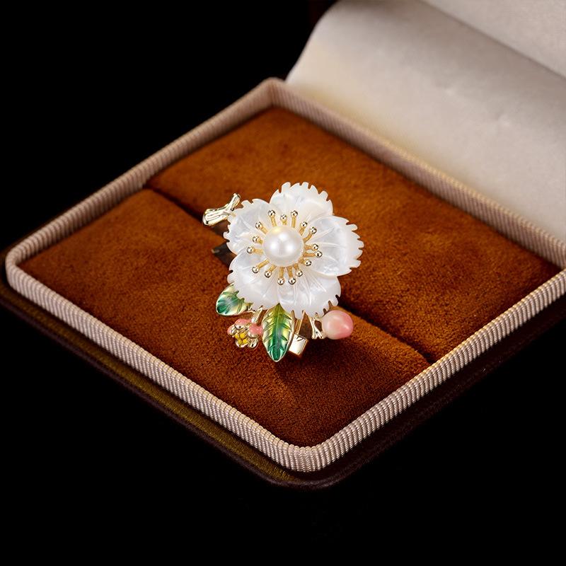 Women s Light Luxury Design Elegant And Atmospheric Zircon Brooch Fashionable And Versatile Niche Design Sense Brooch
Women s Light Luxury Design Elegant And Atmospheric Zircon Brooch Fashionable And Versatile Niche Design Sense Brooch