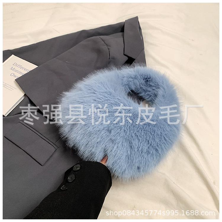 Handheld fluffy bag for women s autumn and winter new models. This year s popular bag has a high sense of niche plush bag and a small bag in hand. світло-синій колір
Handheld fluffy bag for women s autumn and winter new models. This year s popular bag has a high sense of niche plush bag and a small bag in hand. світло-синій колір